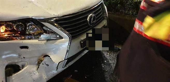 北市堤顶大道8日晚上7时许惊传翻车意外，一辆白色休旅车失控呈90度翻覆。(翻摄照片／林郁平台北传真）