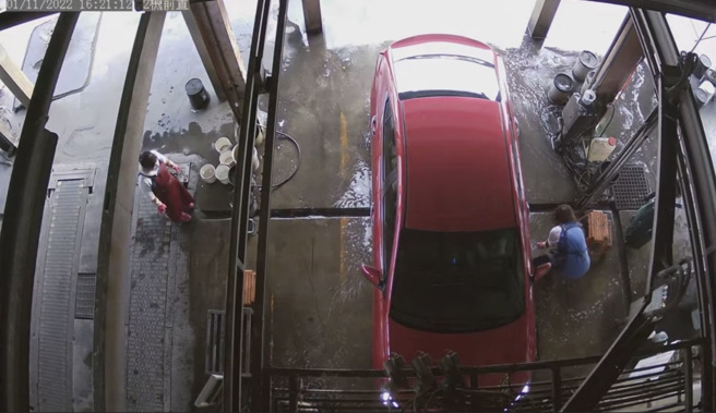 好心酸！洗车女往车外丢200元，加油站员工弯腰捡钞票画面曝。(翻摄脸书和美帮帮)