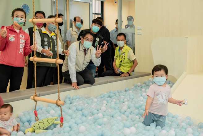 黃偉哲(中)歡迎爸媽帶著小朋友來親子悠遊館兼公托家園的七股複合式兒童服務中心。（圖／取自黃偉哲臉書）