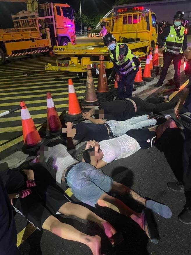 警方於隧道口攔車，逮到涉案5人。（翻攝照片／高雄洪靖宜傳真）