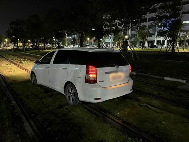 高雄轻轨今日晚间又传事故，叶男驾驶休旅车误闯轻轨，造成轻轨一度停驶26分钟。（翻摄照片／崔正纲高雄传真）