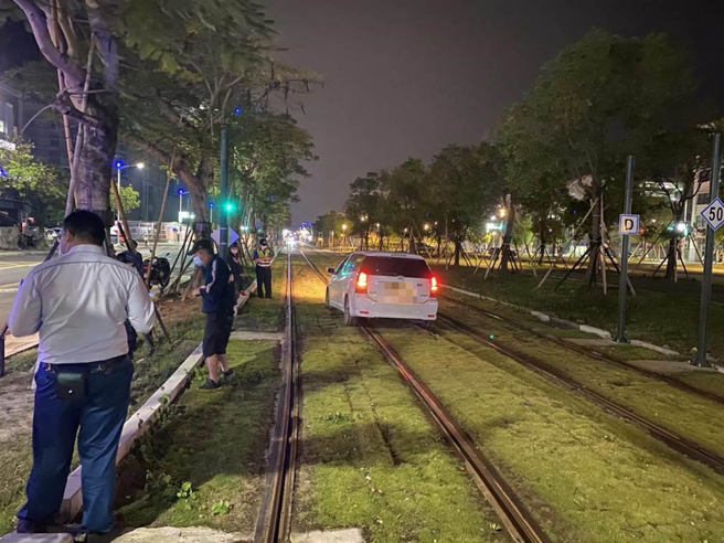 高雄轻轨今日晚间又传事故，叶男驾驶休旅车误闯轻轨，造成轻轨一度停驶26分钟。（翻摄照片／崔正纲高雄传真）