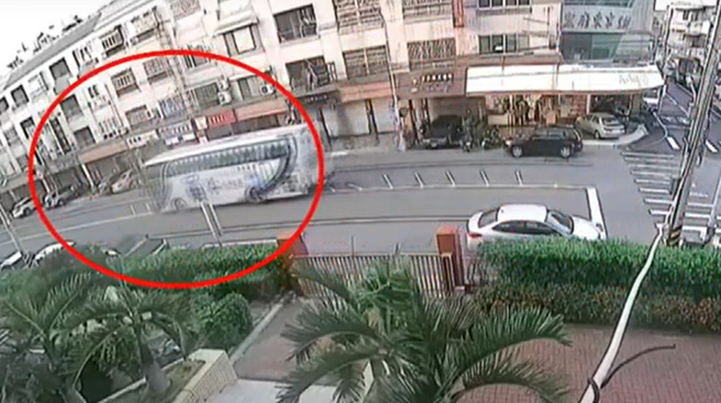 彰化县和美镇彰美路五段一整排防撞杆3度遭撞歪，民眾笑称「驾照用鸡腿换的吗」。（翻摄照片）