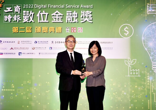 第二届《工商时报数位金融奖》颁奖典礼3日举行，金管会主委黄天牧（左）颁发保险组寿险类金质奖，富邦人寿副总经理褚秋群（右）代表受奖。图／顏谦隆