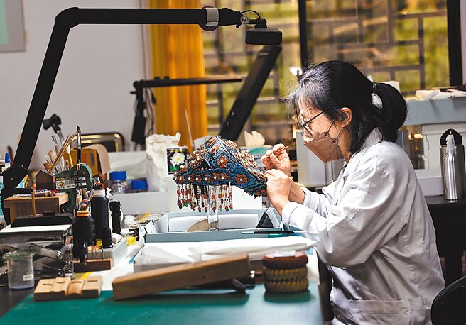 「明弘治款娇黄绿彩双龙小碗」于去年2月3日发现破损，预计下周即能修復完成。图为故宫文物修护师保养维护珍贵文物「囍字珠翠钿子」。（刘宗龙摄）