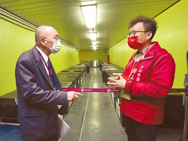 故宫文物毁损，立法院教育及文化委员会7日前往考察，故宫院长吴密察（左）陪同召委郑正钤（右）视察山洞库房、书画库房、铜器库房及修护室。（刘宗龙摄）