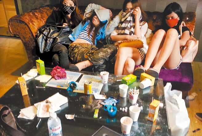 吸毒不仅衍生社会问题，对于身心健康也有长期负面影响。图为警方查获庆生吸毒趴，逮捕多名年轻男女。（本报资料照片）