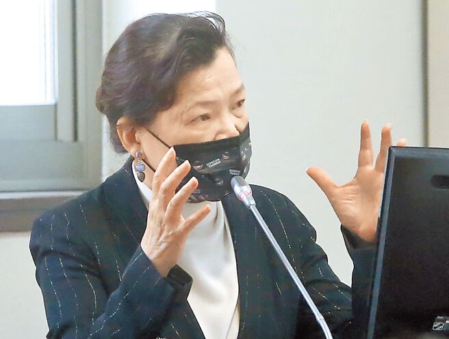 經濟部長王美花昨日表示，高通膨的現象還未緩和，平穩的物價是大家關注的焦點之一，耗水費會再延後實施，經濟部會拿捏好時機上路。（趙雙傑攝）