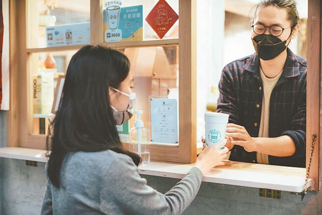 台北市政府已将《台北市净零排放管理自治条例》送行政院，盼中央能尽速核定，加快台北市推动净零的脚步。图为台北市循环杯政策，减少一次性杯子使用量。（台北市环保局提供／张立勋台北传真）