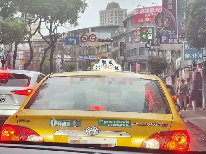 民進黨新北市長候選人林佳龍選辦表示，辦公室與計程車司機簽訂廣告契約，代租500輛計程車尾張貼廣告，白紙黑字並無不法。（林佳龍競選辦公室提供／葉德正新北傳真）