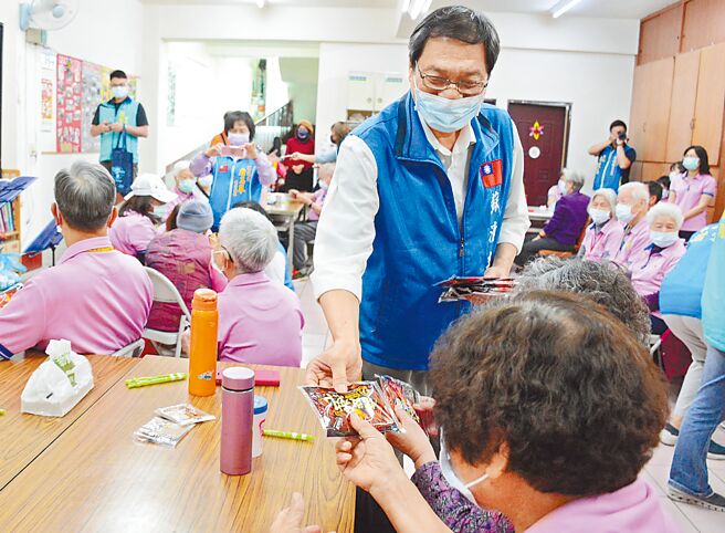 国民党屏东县长候选人苏清泉端出政策牛肉，强调相关生活福利津贴都将比照高雄市。（林和生摄）