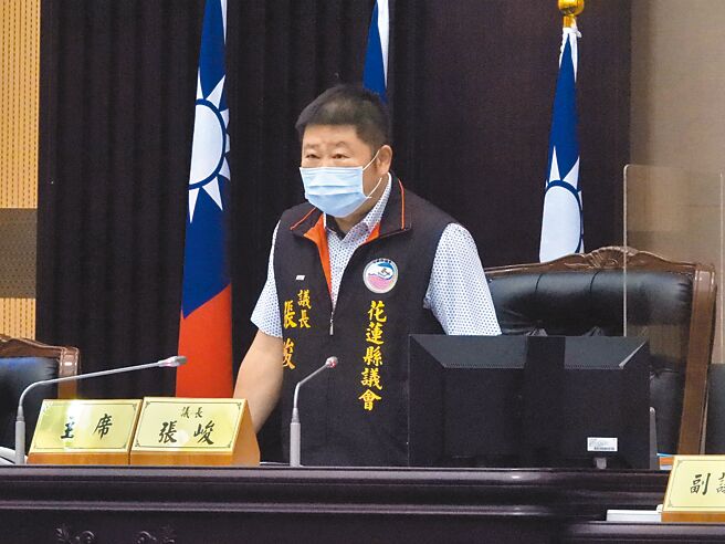 花莲县政府编列明年6300多万元宗教礼俗预算引争议，议会议长张峻宣布删除2139.9万元预算，二、三读通过。（罗亦晽摄）