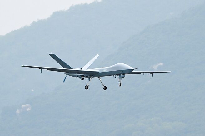 中共中央前军委副主席、大陆国家军委副主席许其亮在《人民日报》撰文表示，要加强新兴领域军事布局。图为无人机进行适应性飞行训练。（新华社）