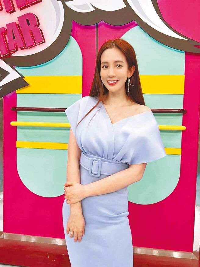 愛雅昨證實與舊愛「W先生」重燃愛火，且在9月底登記結婚。（摘自臉書）