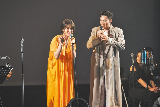 曾沛慈（左）邀黃偉晉擔任演唱會嘉賓。（亞神音樂提供）