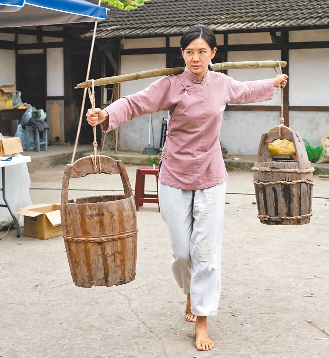 安心亚在《牛车来去》饰演农妇阿春，体验各种农活。（公视、禾丰制作提供）