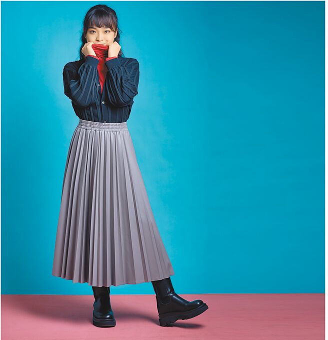 李梦苡桦穿zUCCA展小女人时尚感，上衣4200元、针织衫8600元、皮百褶裙1万2200元。（JOJ Photo摄）