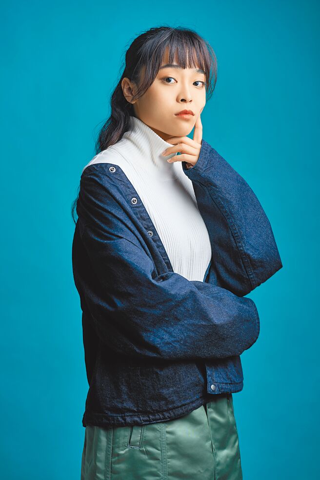李梦苡桦说这套衣服反映她简单个性，zUCCA上衣5600元、丹寧外套1万4200元、短裙1万3600元。（JOJ Photo摄）