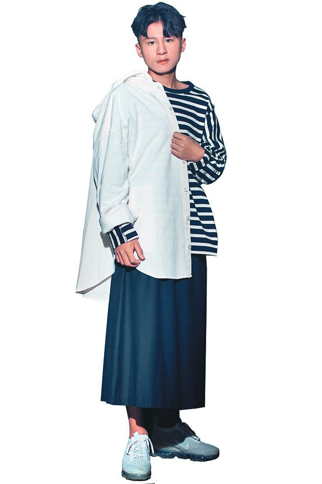 张祖钧穿上zUCCA拍摄时，眉宇间的眼神相当有戏，针织上衣5600元、外套1万2200元、裤9600元。（JOJ Photo摄）