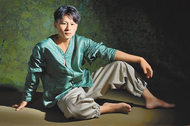 张祖钧穿搭相当有个人特色，zUCCA外套1万6200元、裤1万200元。（JOJ Photo摄）