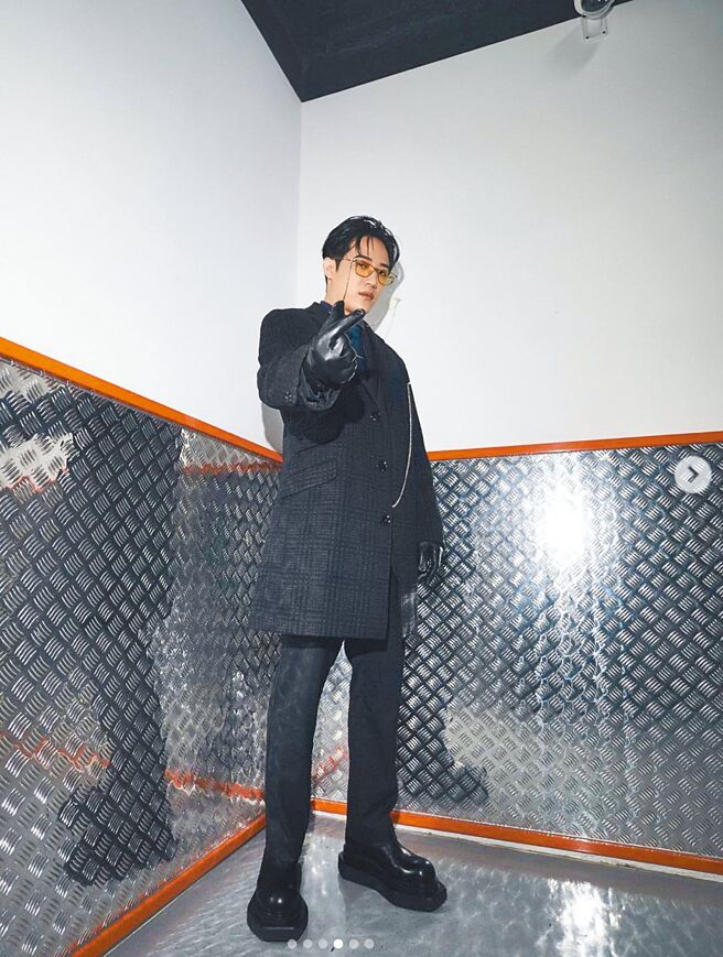 熊仔標下《絕命律師》中的角色「炸雞叔」Gus Fring戲服，作為本次金音獎的服裝。（摘自熊仔IG）