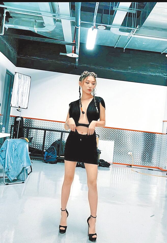 Haezee黃瑋昕身穿LaQuan Smith黑色挖空短裙，搭配Jimmy Choo高跟鞋，相當火辣強勢。（摘自Haezee黃瑋昕IG）