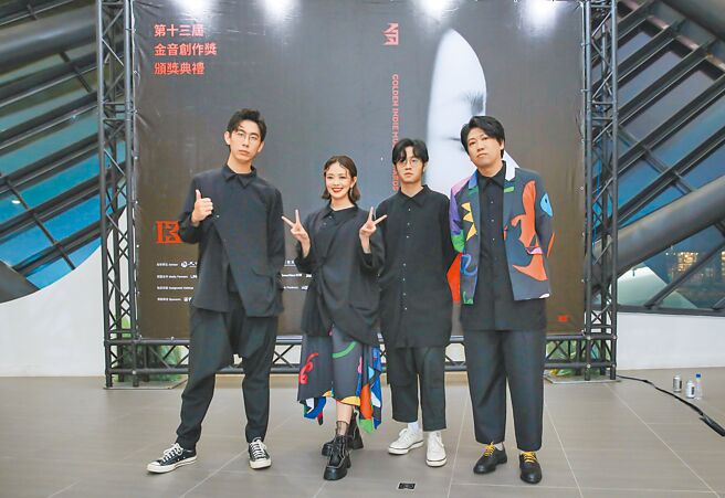 The Tic Tac穿著整體性的INF黑色主調服飾，色塊元素帶點活潑。（摘自The Tic Tac臉書）