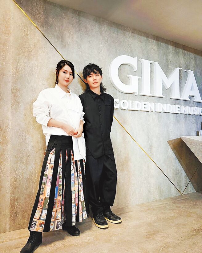 Chick en Chicks以黑白配色的INF服飾參加金音獎。（摘自Chick en Chicks 臉書）