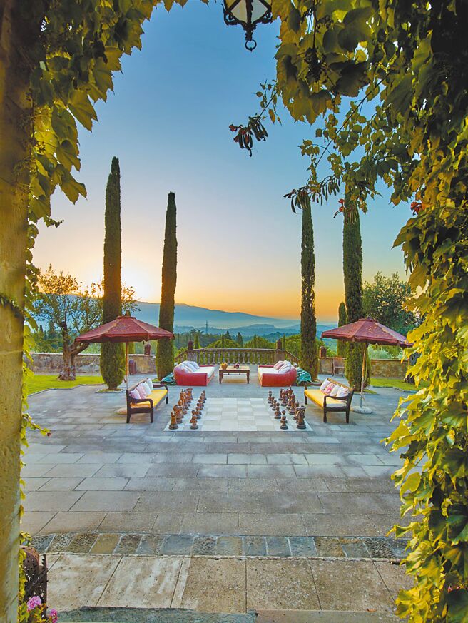 3.搖滾詩人史汀為了寵妻，買下風景優雅、氣候宜人的義大利酒莊送給愛妻。（浩詠提供）飲酒過量有害健康