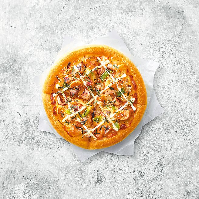 速食品牌必勝客聯手肯德基於「PK雙饗卡App」歡慶雙11，9日至11日連3天每日上午10點推限時瘋搶活動，人氣商品只要11、111、1111元就能吃到，其中11元品項包含鬆厚個人比薩（見圖）、上校雞塊分享盒（共20塊），等同下殺不到1折。 （必勝客提供）