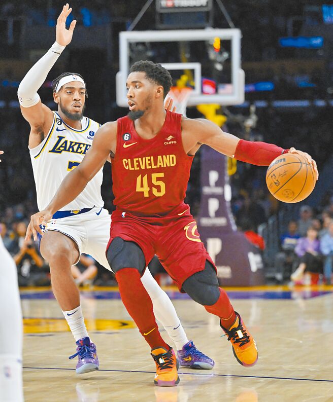 米契尔（右）运球准备突破特洛伊布朗的防守。（路透）