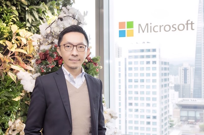台湾微软大型企业商务事业群总经理李立仁说，微软将全球成功案例打包，缩短金融业者数位转型探索的路径。图／业者提供