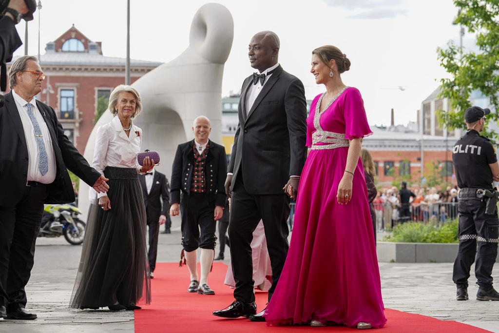 挪威公主玛莎路易丝（Martha Louise）和她的未婚夫韦瑞特（Durek Verrett）抵达政府的派对活动。（美联社）(photo:ChinaTimes)