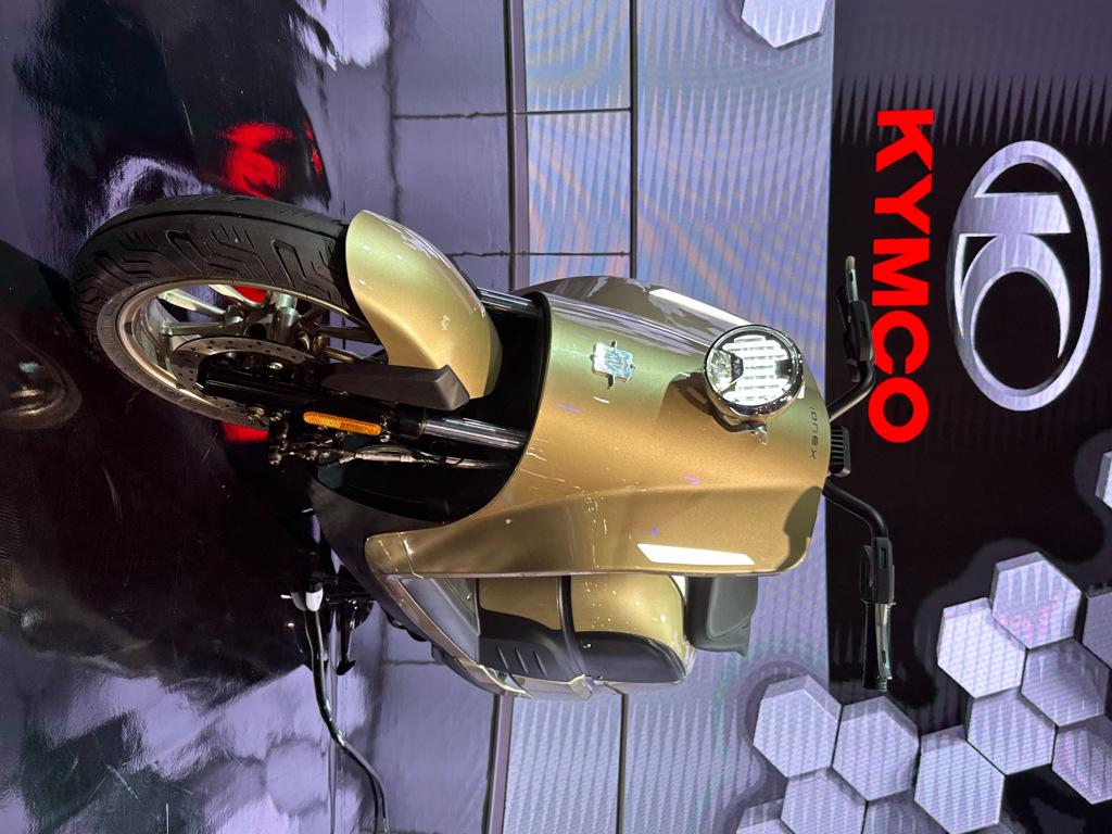 KYMCO攜手MV Agusta 推出全新概念電動車「AMPELIO」驚艷亮相！在 Ionex S7 架構上展現光陽深厚的造車底蘊，結合復古的外型設計，廣受現場觀眾好評，未來將有機會運回台灣與車迷見面！