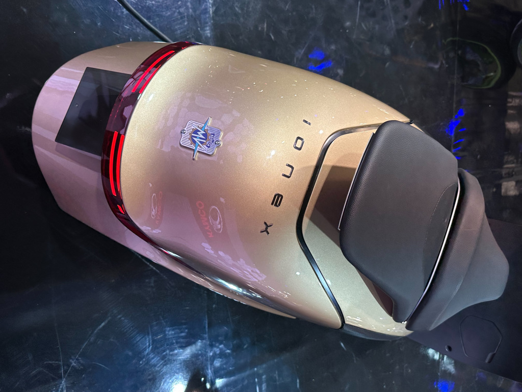 雙強聯手，勢不可擋！Ionex 光陽電動車攜手義大利精品車廠 MV Agusta，以精湛的造車技術搭配高品質的設計工藝，打造「電動機車界的藝術品」超美精品級電動機車！