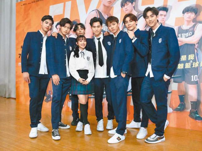 宋伟恩（右二）和吴念轩（右三）因合作《翻墙的记忆》结缘，之后又在《违反校规的跳投》二度合作，有着一同打拚的革命情感。（图／报系资料照）