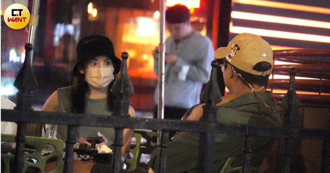 绯闻传了许久的许蓝方与王少伟被本刊目击在美式餐厅约会。（图／本刊摄影组）