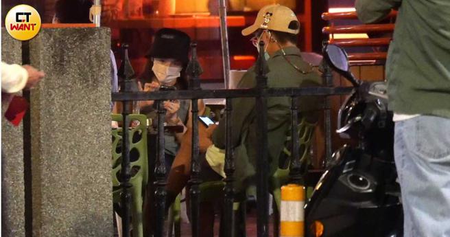 就很像一般稳交情侣的互动，王少伟和许蓝方两人时而聊天，时而各滑各的手机，感觉相当自在。（图／本刊摄影组）