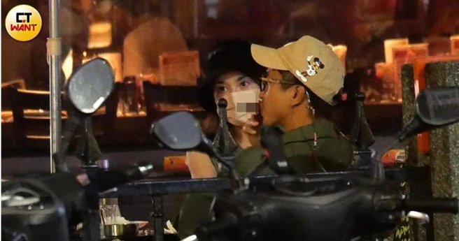 王少伟在许蓝方旁边很惬意地抽着雪茄。（图／本刊摄影组）