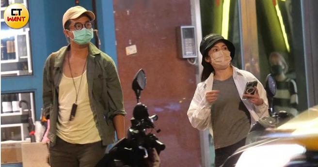 两人离开美式餐厅后沿路似乎又在看下一家要去哪。（图／本刊摄影组）