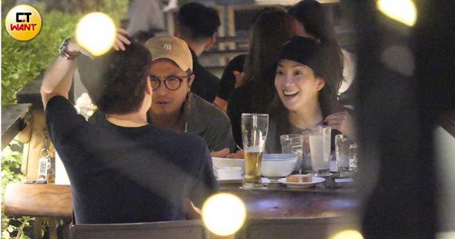 两人与友人讲到开心处，许蓝方笑得很开心，王少伟露出充满疑问的表情。（图／本刊摄影组）