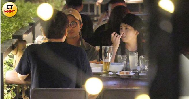 朋友话说到一半许蓝方当场伸出手指抠起鼻孔，感觉相当放松。（图／本刊摄影组）