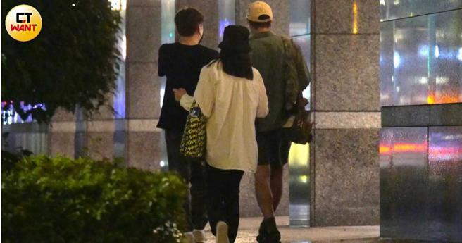 三人一同离开餐厅继续下一摊。（图／本刊摄影组）