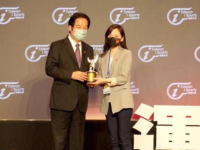 （远传电信荣获教育部体育署「2022年运动企业认证」，由远传电信公关暨企业永续长林慧珊代表出席授证，左为副总统赖清德。图／远传电信提供）