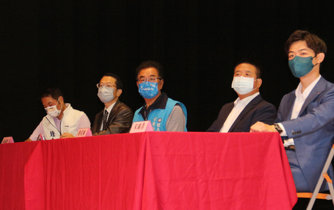 苗栗縣長5名參選人時代力量宋國鼎（右起）、民進黨徐定禎、國民黨謝福弘、無黨籍吳盛聖及鍾東錦。(中央社)