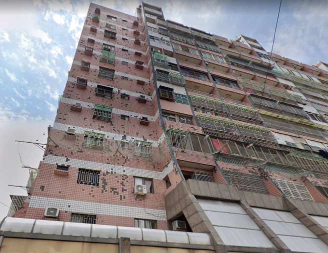 彰化景宗街一处大楼外墙磁砖脱落，民眾看了超怕被砸到，大楼还设安全网接掉下来的磁砖。(翻摄自Google map)