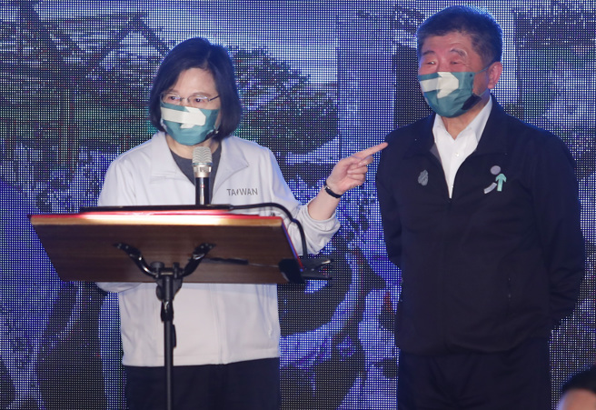 總統蔡英文（左）近日狂跑選舉行程，為各地民進黨候選人拉票。（資料照／季志翔攝）