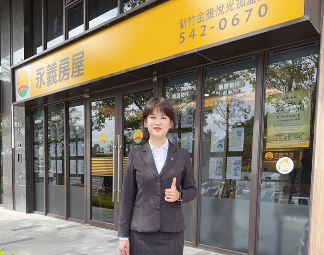 永义房屋新竹金雅悦光加盟店饶雪容店东，入行4年就创业，开店七个月业绩就突破7千万，震撼在地房仲圈！（图/ 永庆房产集团）