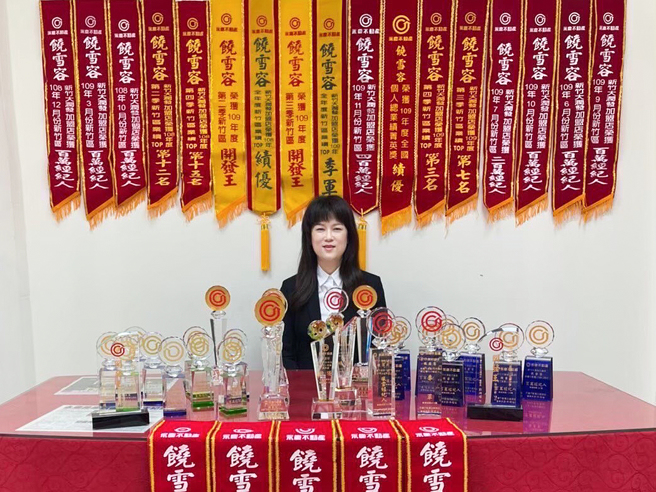 坚持诚实理念，饶雪容服务做出好口碑，她也将此理念传承给新竹金雅悦光加盟店伙伴，带动店头业绩蒸蒸日上。（图/ 永庆房产集团）