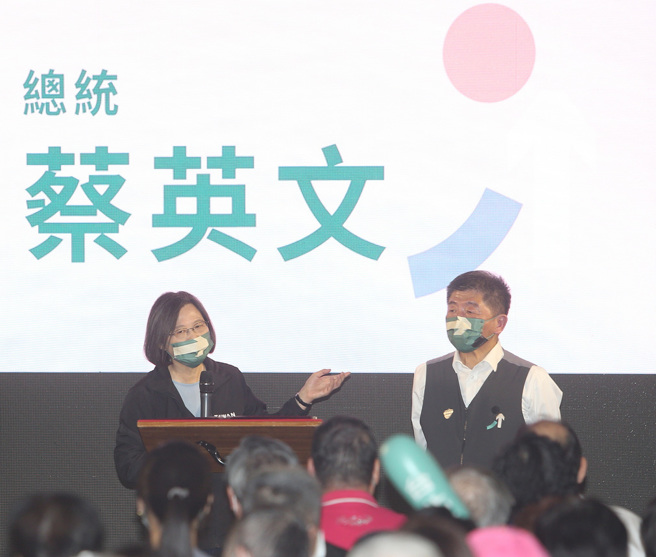 圖為總統蔡英文（左）日前與同黨台北市長候選人陳時中（右）合體造勢。（中時資料照，陳怡誠攝）